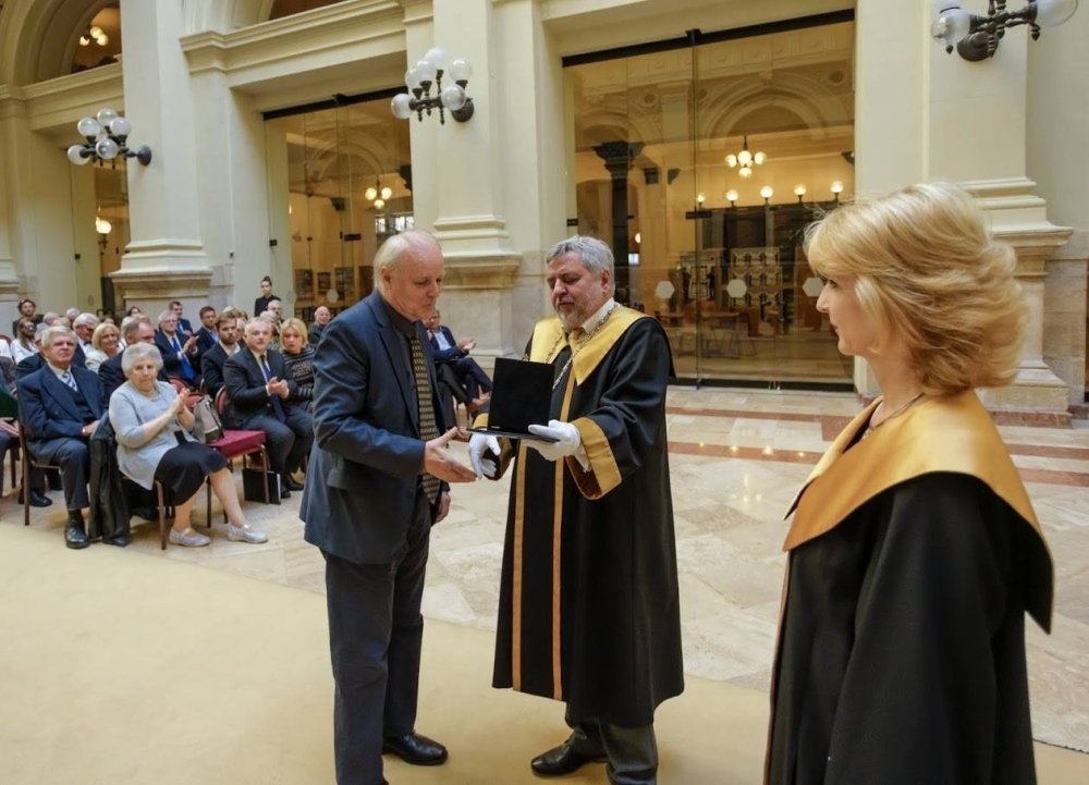 Csaba Békés Awarded "For the University Medal" from Corvinus University of Budapest