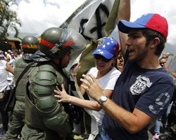 Anti-government protesters scuffle with national guards as they march by Generalisimo Francisco de Miranda Airbase in Caracas March 4, 2014.