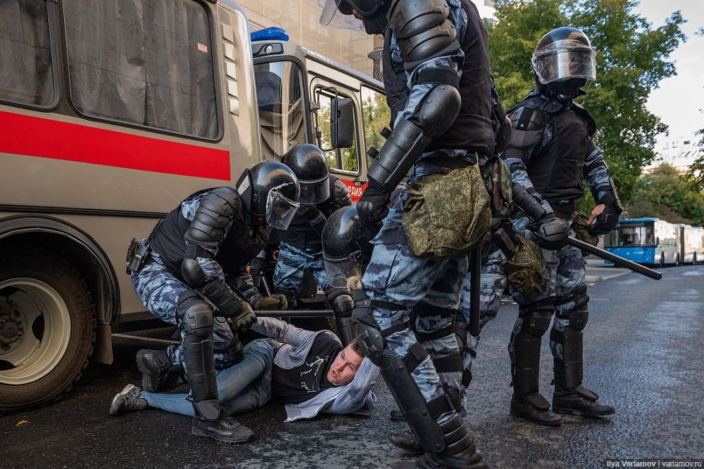 A protester is detained by police on the August 3 protests for independent elections in Moscow. Photo credit: Ilya Varlamov, CC-BY-SA 4.0