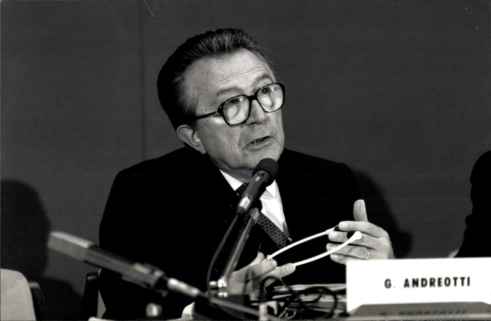 Andreotti (Presidente del Consiglio) at a NATO Summit in Rome, November 1991. Credit: NATO Photo. Source: Istituto Luigi Sturzo, Busta 176_fascicolo 107_1991. Reproduction of this image without the prior authorization of the Istituto Luigi Sturzo is prohibited. All commercial use is forbidden.