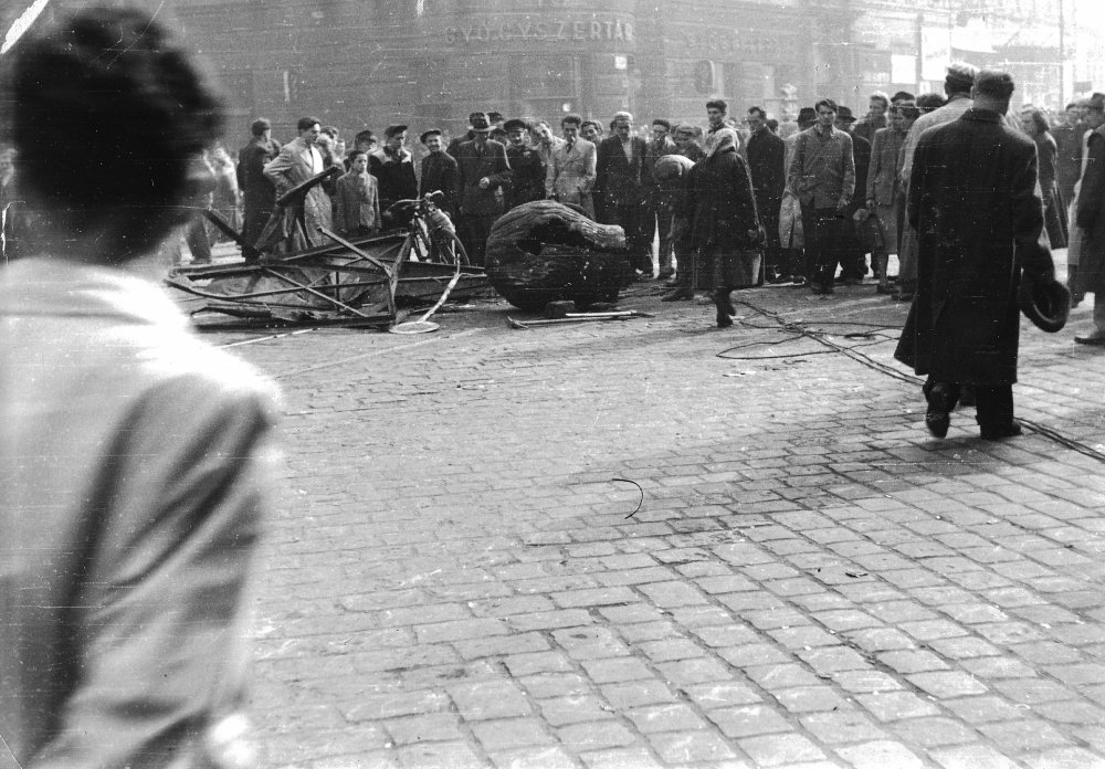 A toppled statue of Stalin in Hungary, 1956. Source: Fortepan #93005, via Wikimedia Commons, CC BY-SA 3.0.