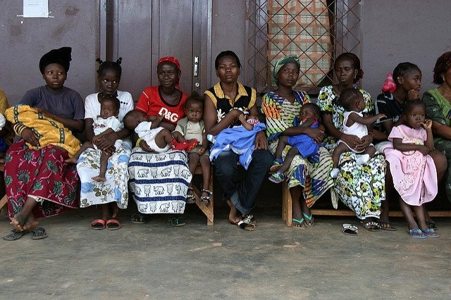 Mothers in Bangui, Central African Republic. Photo by Pierre Holtz for UNICEF, by Flickr. Creative Commons.