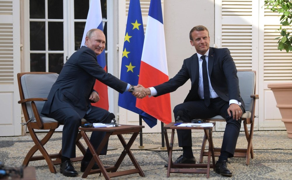 Russian President Vladimir Putin poses with French President Emmanuel Macron in August. Source: Kremlin.ru