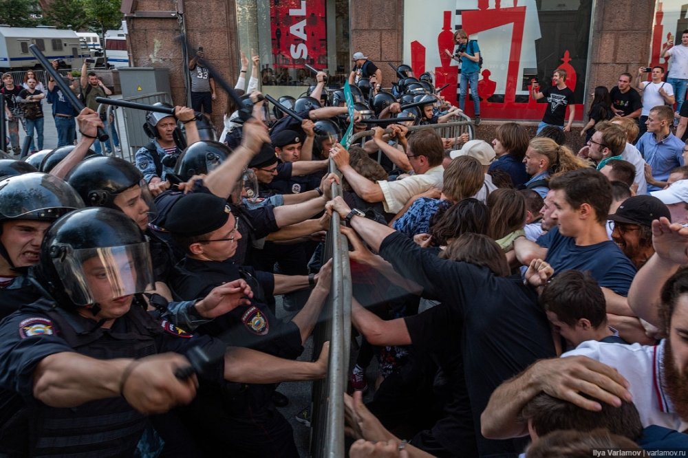 Protesters clash with police at a recent protest in Moscow. Source: Varlamov.ru, CC-BY-SA 4.0