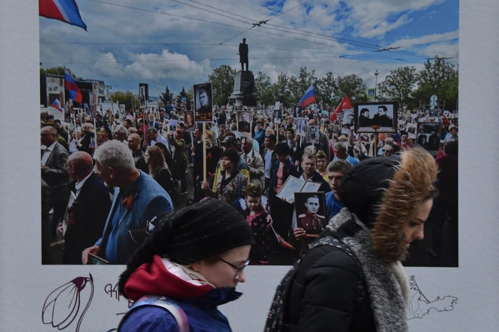 People pass an exhibit commemorating the annexation of Crimea. Source: varlamov.ru, CC-BY-SA 4.0