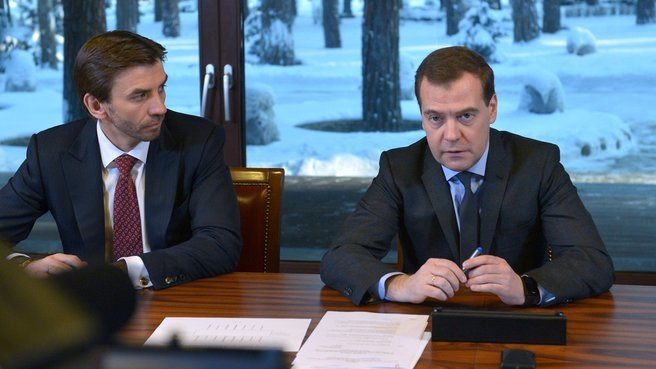 Prime Minister Dmitrii Medvedev (right) with Minister Mikhail Abyzov (left) at the Government Expert Council meeting, Moscow 2014. Source: Government.Ru