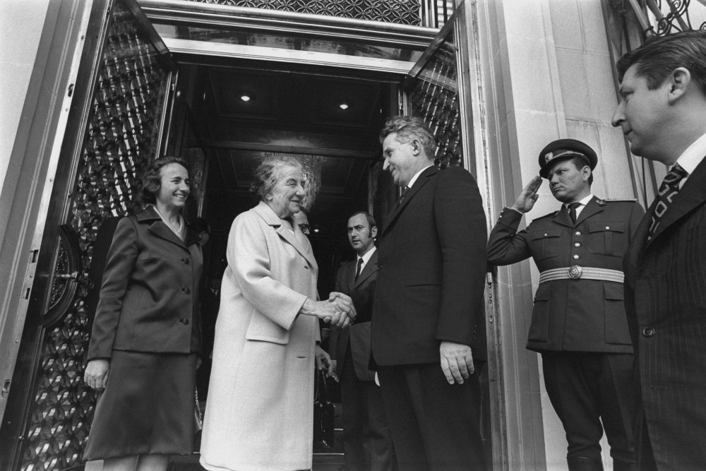 Ceausescu meets with Golda Meir in 1972.