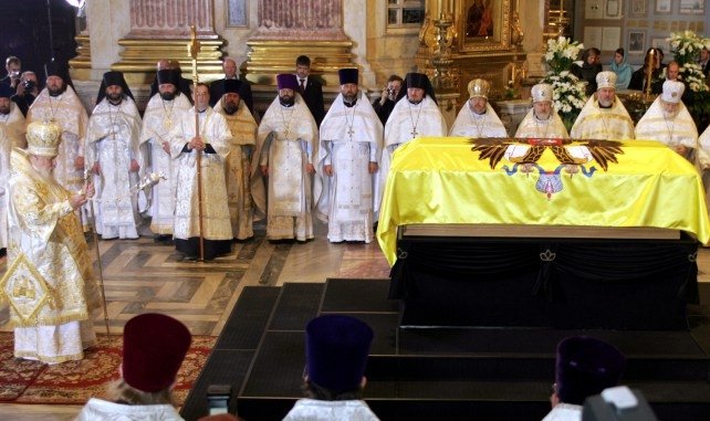 Orthodox Patriarch Alexiy II (L) leads a mourning ceremony at the coffin of Empress Maria Fyodorovna, the wife of Tsar Alexander III and mother of Russia’s last monarch, Nicholas II, in St. Isaac’s cathedral in St. Petersburg September 28, 2006. The Empress was to be laid to rest next to her family on Thursday, as Russia tries to make peace with its dark past. REUTERS/Alexander Demianchuk (RUSSIA)
