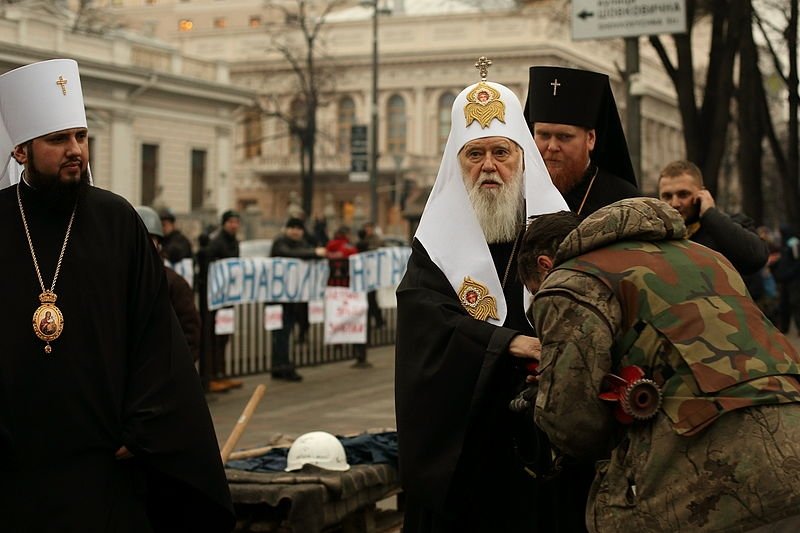 Euromaidan activist kisses the hand of Filaret, the Patriarch of Ukrainian Orthodox Church, Kyiv Patriarchate. Source: Wikimedia Commons