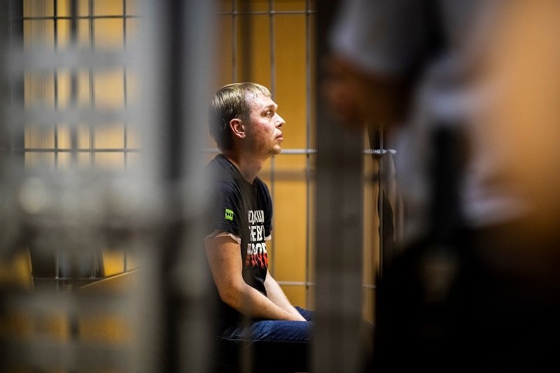 Ivan Golunov sits in a jail cell in Moscow. Source: Evgeniy Feldman, Meduza, CCBY 4.0