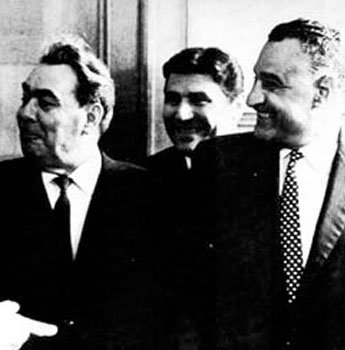 Soviet Premier Leonid Brezhnev (Left) with Egyptian President Gamal Abdel Nasser. Source: shorouknews.com