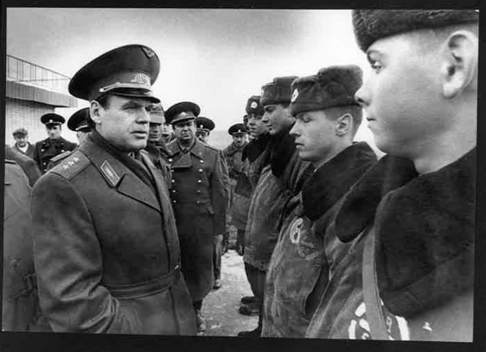 General Morozov inspecting troops of a tank unit at the Yavoriv Training Range in Western Ukraine, 1992