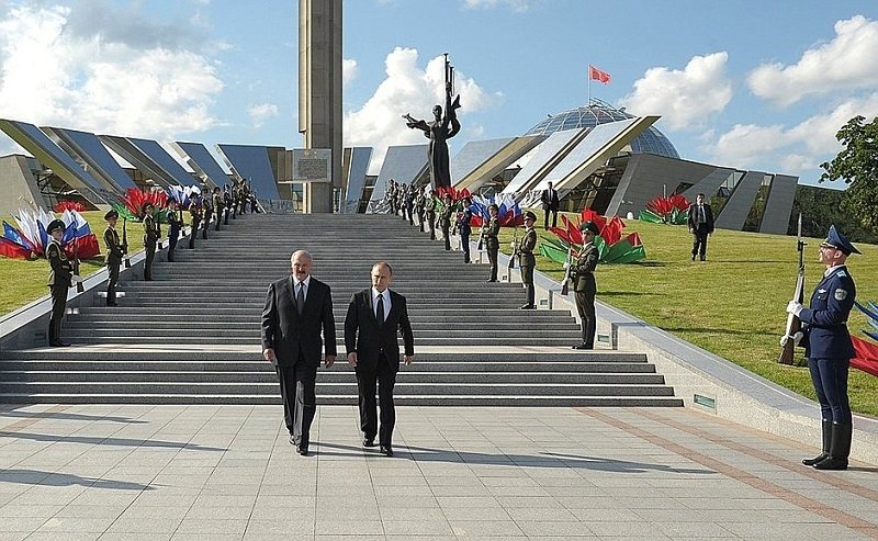 Vladimir Putin and Alexander Lukashenko at the Hero City Obelisk on Victors Avenue in Minsk. Source: Wikimedia Commons.