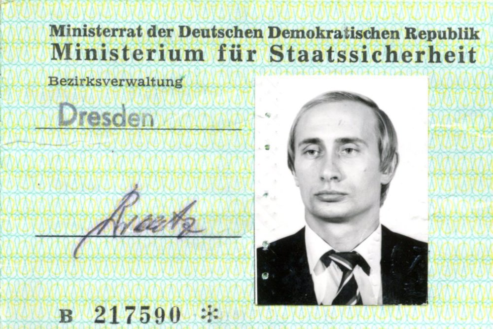 A photo ID card issued to a young Vladimir V. Putin by the Stasi. Source: BStU, MfS, BV Dresden, HA KuSch, Nr. 7216, pp. 4a-4b.