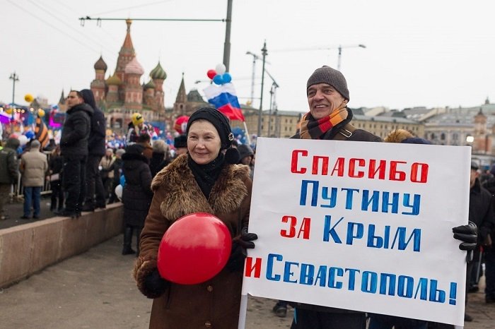 Two Russians holding a pro Crimean seizure sign. Source: CC-BY-SA 4.0.