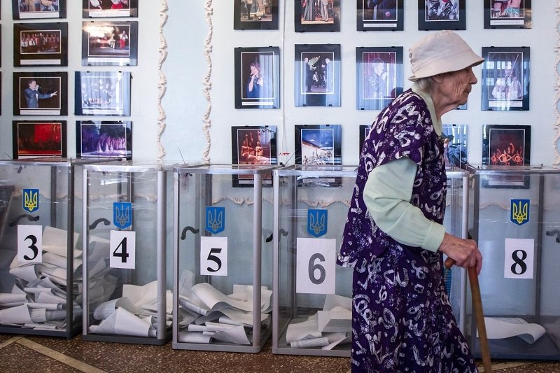 A woman votes at a polling station during local elections in Chernihiv, Ukraine in 2016. Source: Shutterstock.