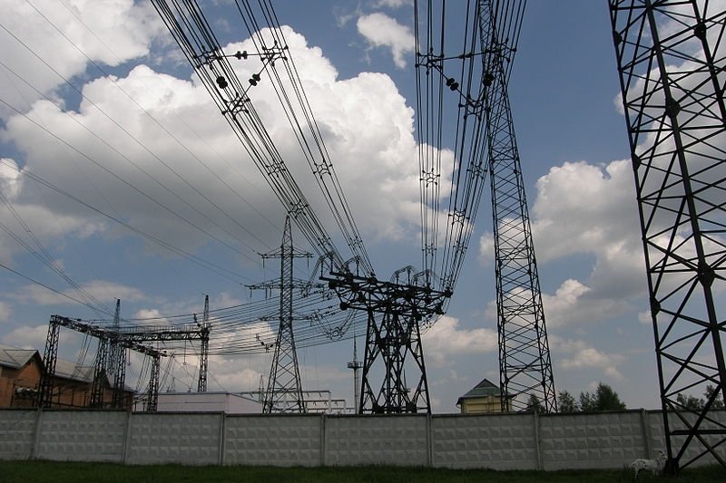 A compact overhead powerline in Lutsk, Ukraine. Source: Wikimedia Commons.