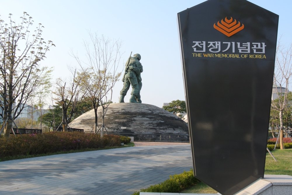 The Statue of Brothers, Seoul War Memorial. Source: Wiki Commons.