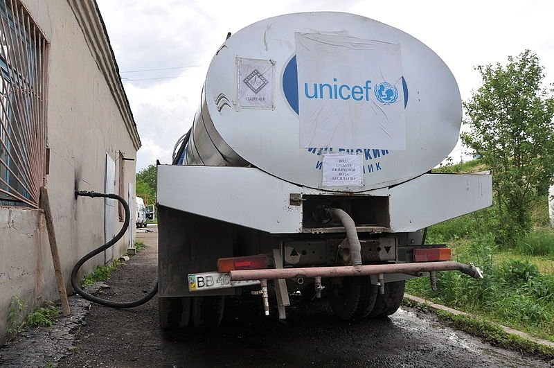 A UNICEF truck delivering water in Luhansk, Ukraine. Source: wikicommons