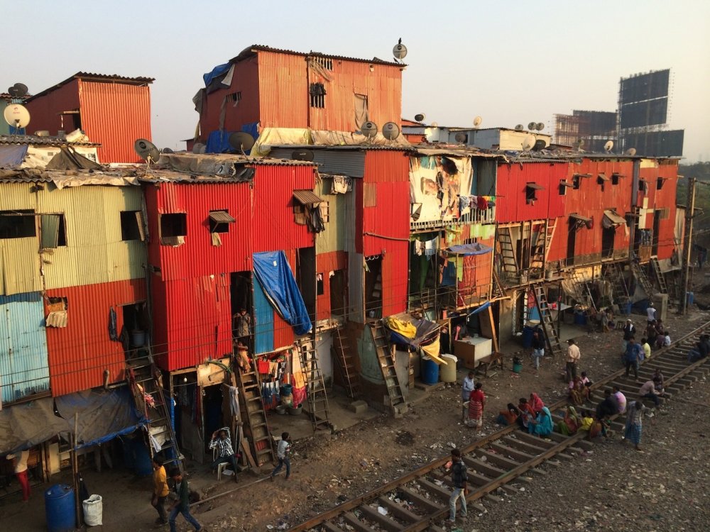 Slum housing alongside the railway in Mumbai. (Photo by Yue Zhang, January 2016.)