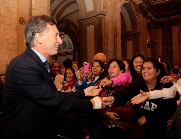 Image- Macri shaking hands