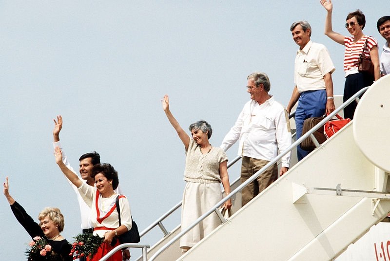 TWA hostages wave upon returning to the United States in 1985.