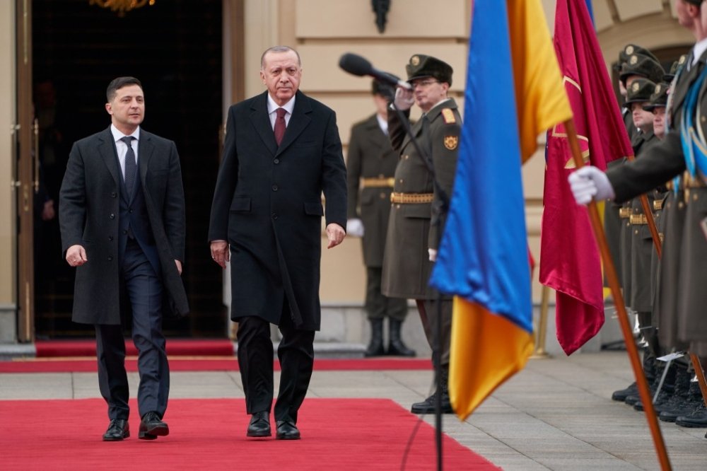 Ukrainian President Volodymyr Zelenskyy meets with Turkish President Tayyip Erdogan in February 2020.