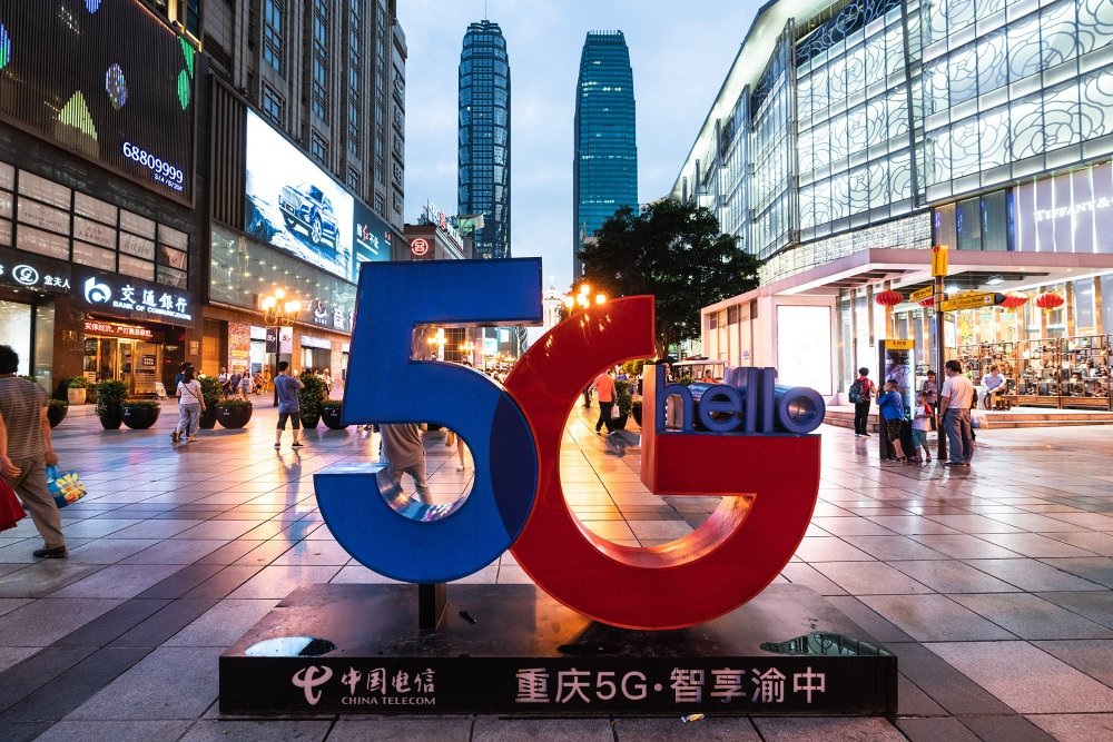 A sign reading 5G on a street in Congqing China.