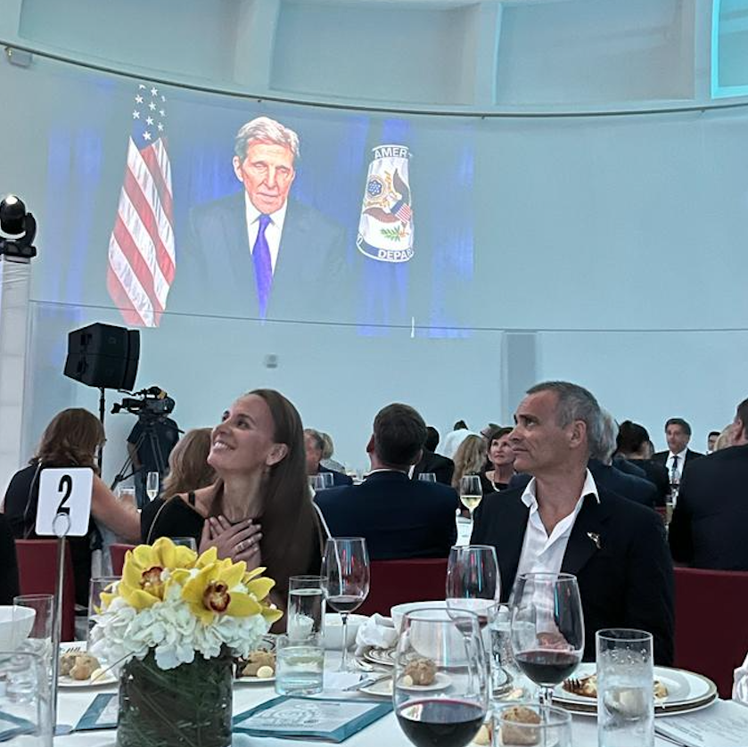 Image - Dona Bertarelli and John Kerry