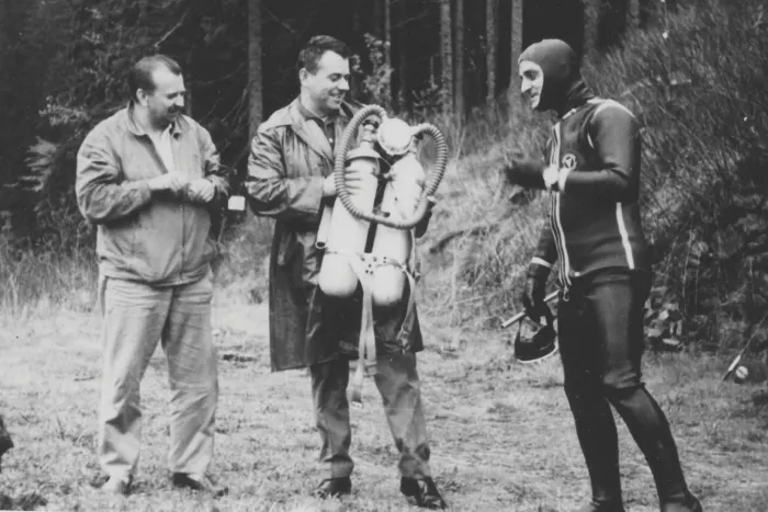 Larry Bittman in scuba gear at Black Lake in May 1964, StB Archive