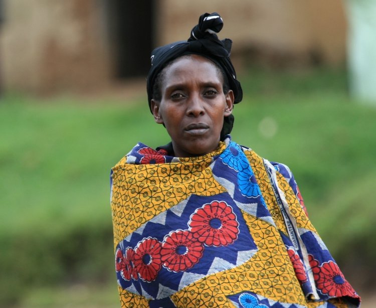 Refugee crosses from the DRCinto Uganda at the border village of Busanza