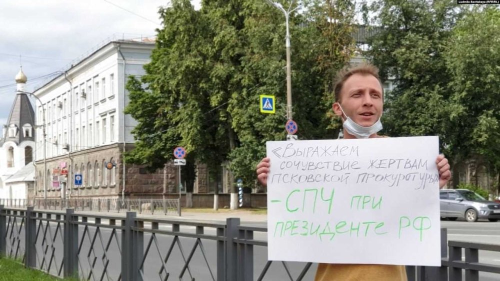 Denis Kamalyagin Holding sign