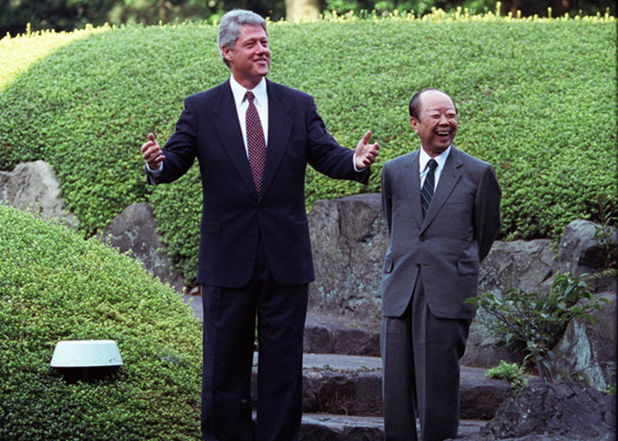 President William J. Clinton with Prime Minister Kiichi Miyazawa in the Garden of Iikura House