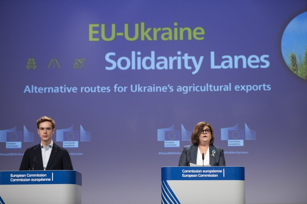 Adina Vălean, European Commissioner for Transport, at a press conference on the establishment of
