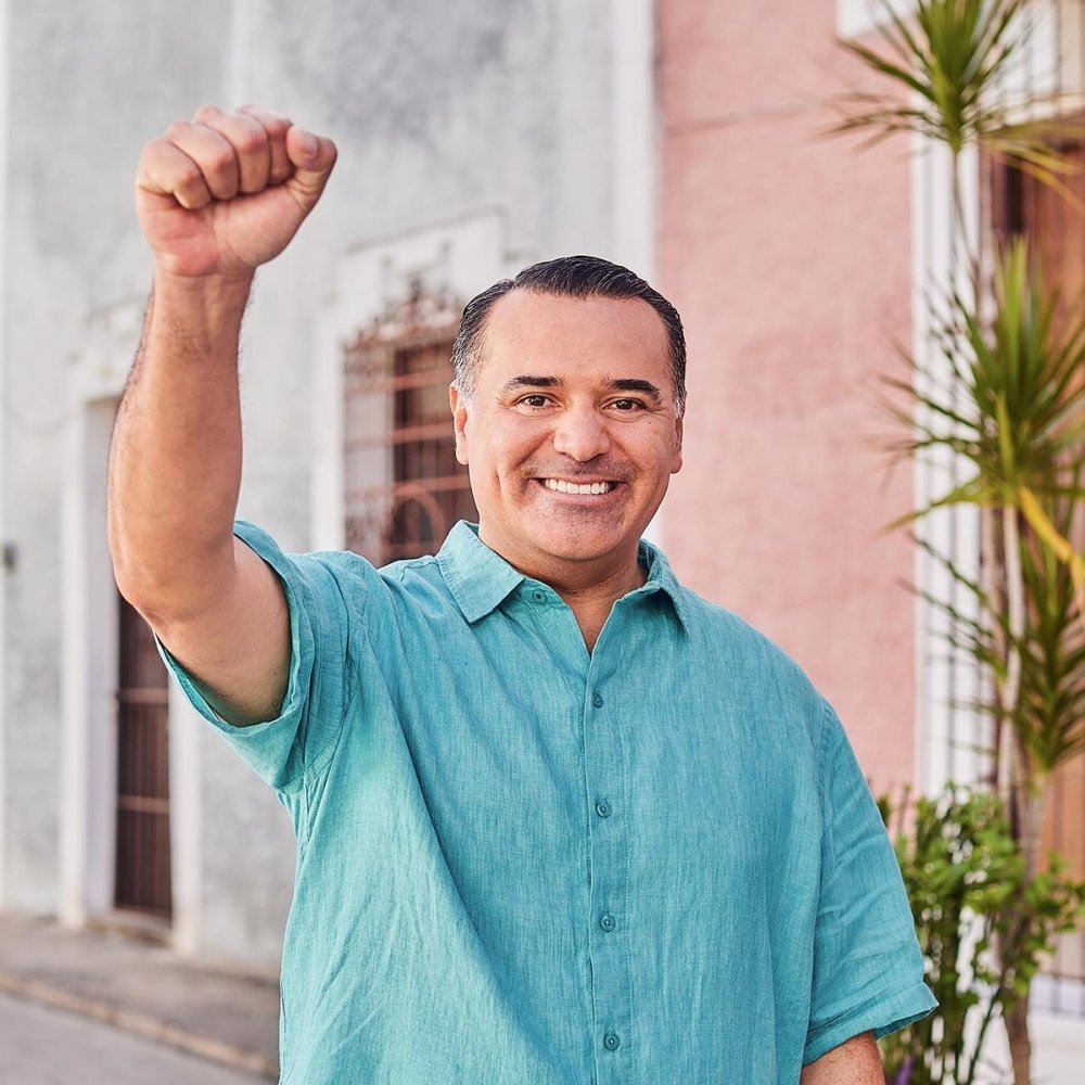 Candidate Renán Barrera is looking into the camera with a raised fist.