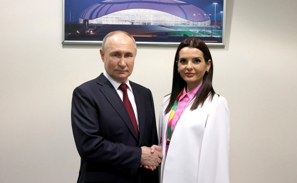 image Vladimir Putin and Evghenia Guțul