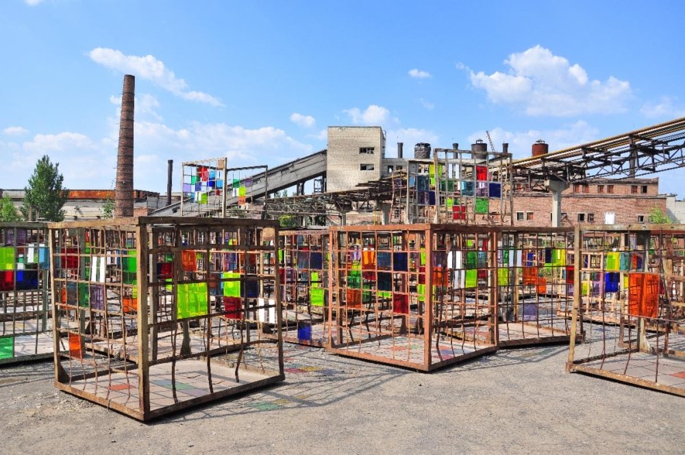 Daniel Buren, “Dans les filets, la couleur”, Izolyatsia. Platform for Cultural Initiatives, Donetsk, 2012.