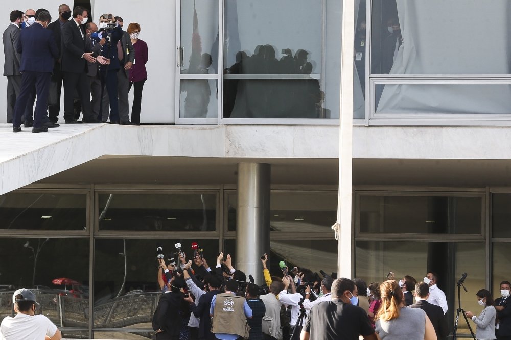 Bolsonaro talks to press from ramp of Planalto