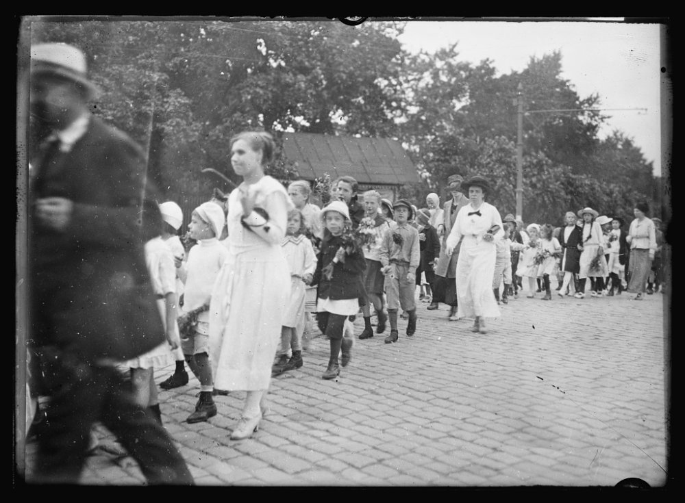 Children of Riga marching to the railway station of Riga