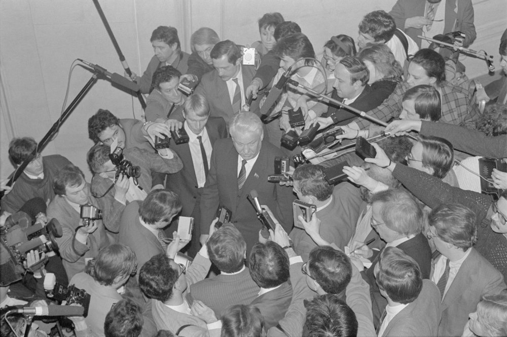 Boris Yeltsin in a crowd of journalists, March 1991
