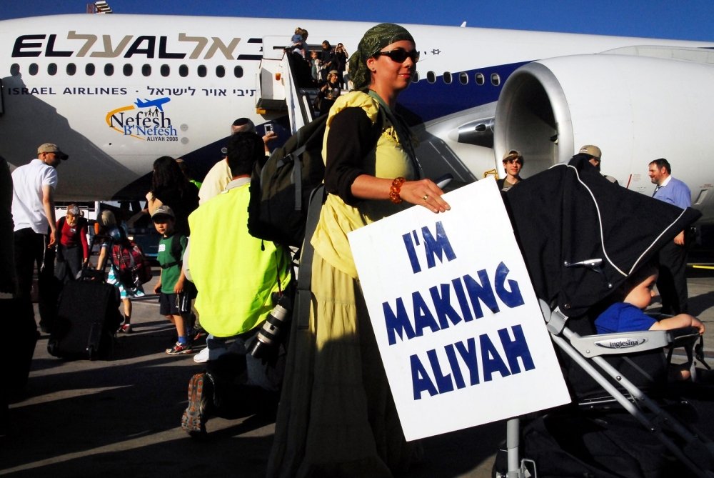 New North American Jewish immigrants making Aliya in Ben Gurion Airport