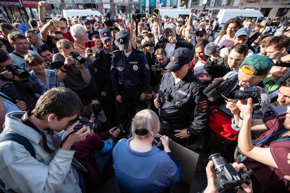 RUSSIA / SAINT PETERSBURG / 2019 JUN 23 / Supporters of detained journalist Ivan Golunov. policeman talks with old women around journalists