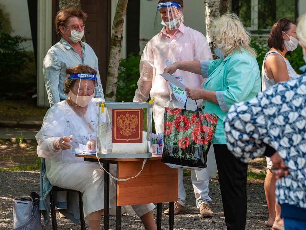 In Petrozavodsk, Russia, voting continues on the adoption of amendments to the Constitution. Part of the voting takes place at improvised street polling stations, with poll workers wearing masks.