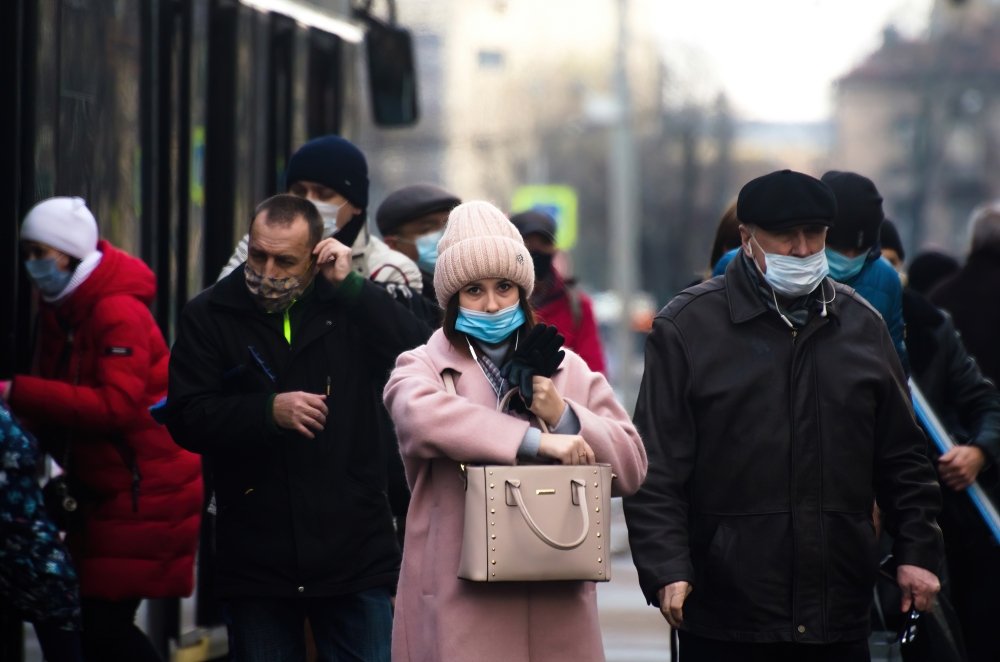 People walk with and without a mask through the streets of St. Petersburg in November 2020.