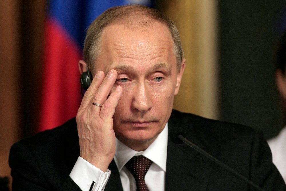 Photo of Putin with his hand on the side of his face