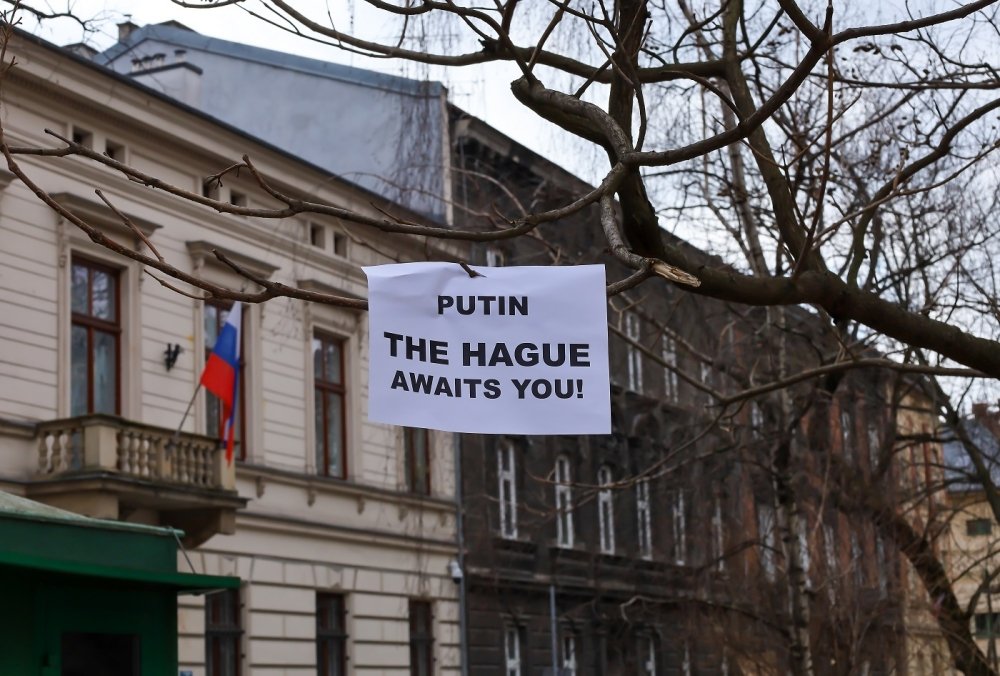 Sign that reads: "Putin the Hague Awaits you!" 