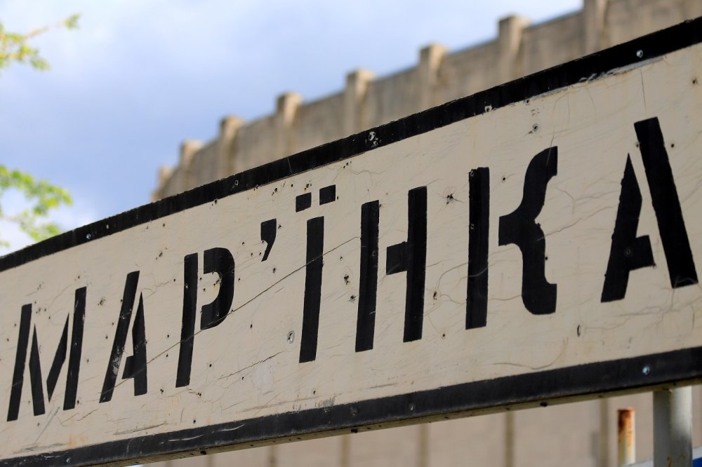 Sign in Ukrainian language indicating the town of Mariinka 