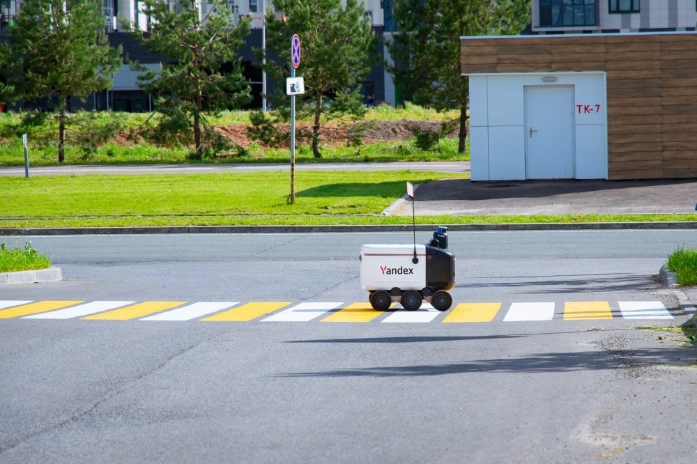 A Yandex remote delivery vehicle crossing the road