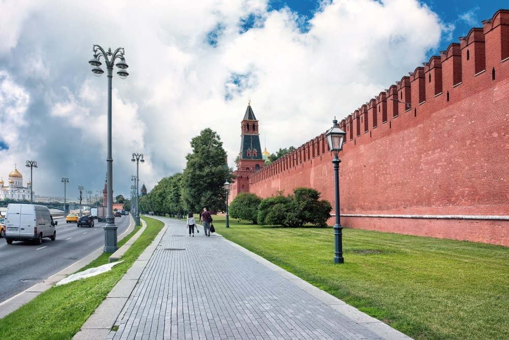 Pedestrian path along the Kremlin wall in Moscow