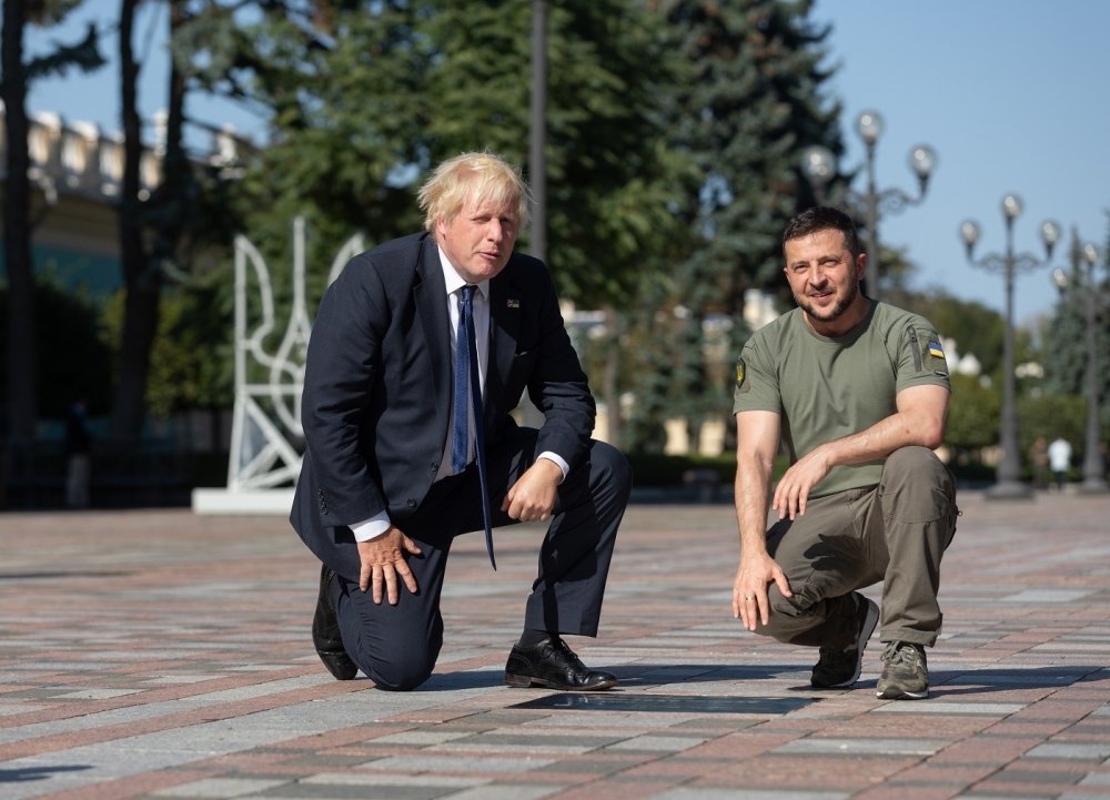 Boris Johnson kneels outside with Volodymyr Zelenksy